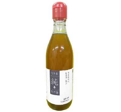 350ml 유리병에 고소하고 빛깔고운 참기름이 담겨져 있는 이미지 입니다.